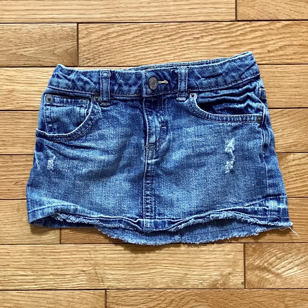 💕Sz 4/5 super cute distressed jean skirt with pockets!